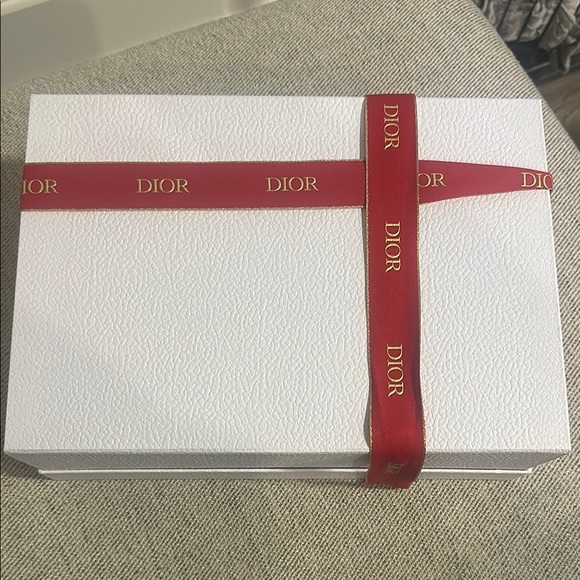 Dior Gift Box with Red Ribbon - Picture 4 of 11